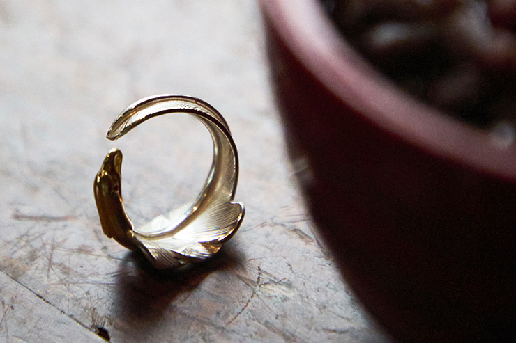 EAGLE HEAD KAZEKIRI FEATHER PINKY RING No. 22 (18K GOLD ACCENT, RUBY)